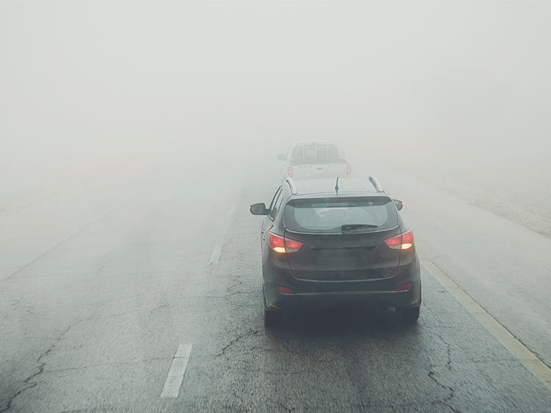 Dirigindo com neblina: perigos, cuidados e como se manter seguro | Guinchos Costeira