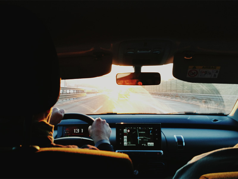 Dias mais curtos e brilho do sol: perigos ao dirigir no verão ( e como preveni-los)  | Guinchos Costeira